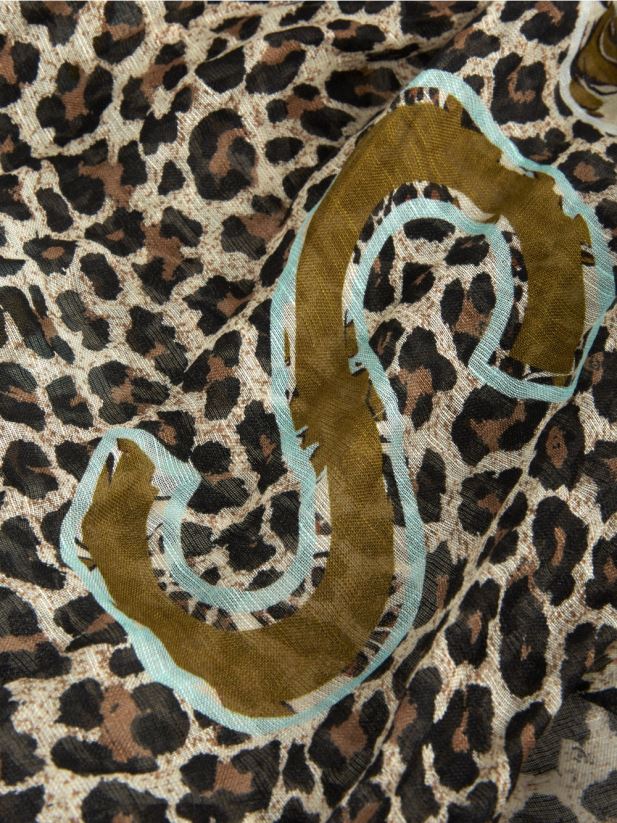 eșarfă cu imprimeu leopard și inscripționare Marc Cain cremă pudră accesorii 4826HH1733