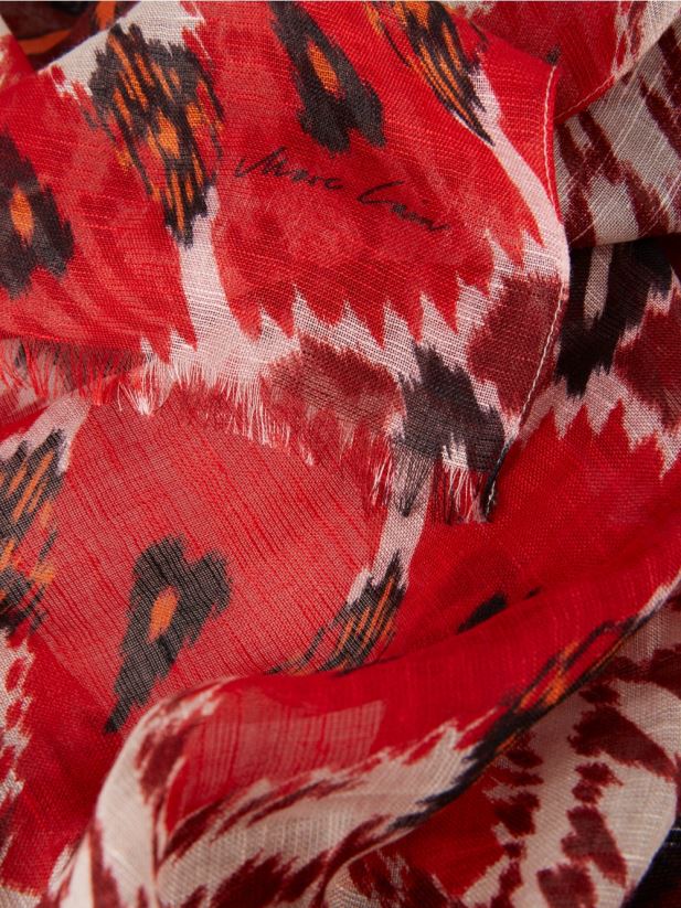 eșarfă într-un amestec elegant de materiale Marc Cain rosu intens accesorii 4826HH1711