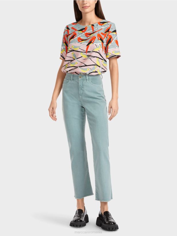 albastru închis la cer