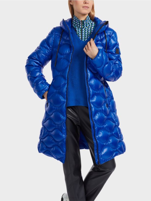 palton matlasat „rethink together”. Marc Cain albastru regal strălucitor îmbrăcăminte 4826HH221