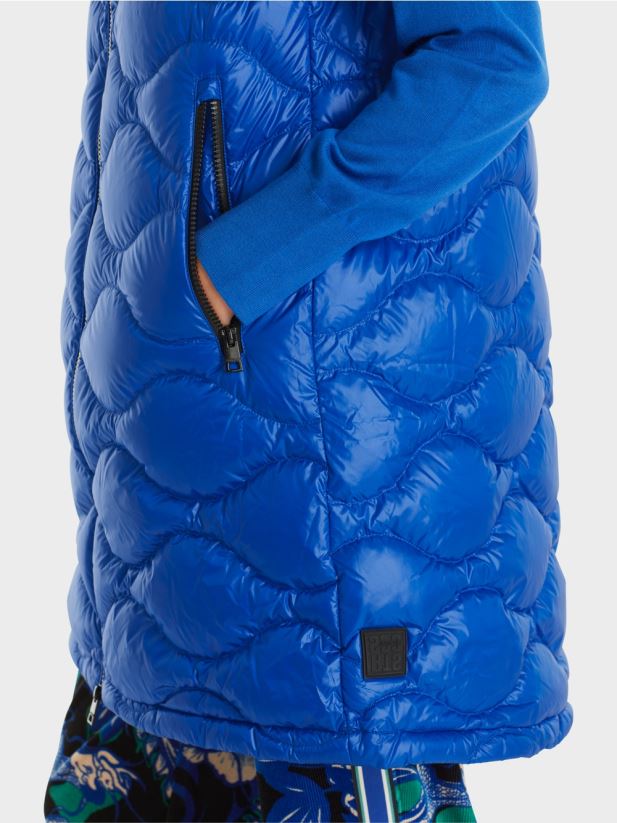 vestă matlasată lungă „rethink together”. Marc Cain albastru regal strălucitor îmbrăcăminte 4826HH219