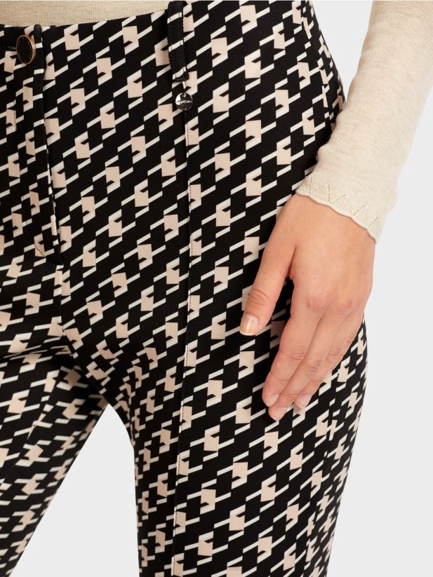pantaloni într-un model geometric Marc Cain negru îmbrăcăminte 4826HH720