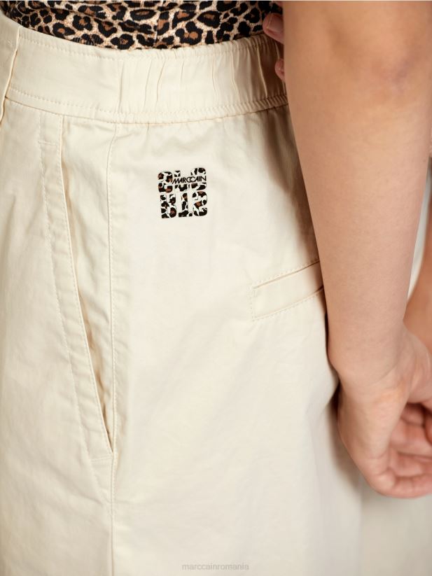pantaloni scurți „regândiți împreună”. Marc Cain cremă pudră îmbrăcăminte 4826HH704