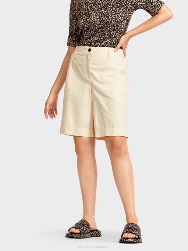 pantaloni scurți „regândiți împreună”. Marc Cain cremă pudră îmbrăcăminte 4826HH704