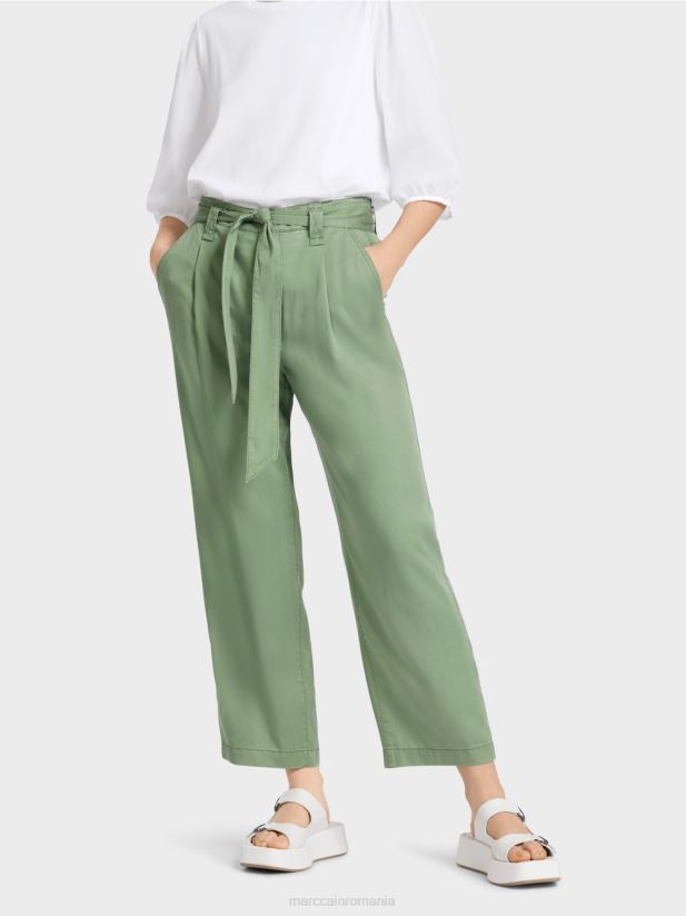 pantaloni welleri „regândiți împreună”. Marc Cain verde mistic îmbrăcăminte 4826HH652