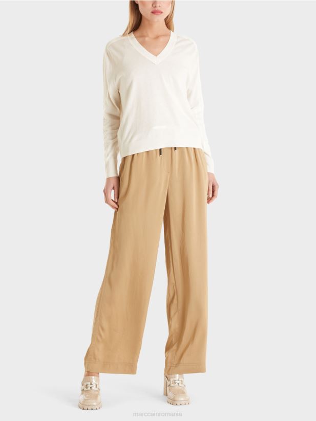 pulover elegant din tricot fin cu decolteu in V Marc Cain aproape alb îmbrăcăminte 4826HH1154